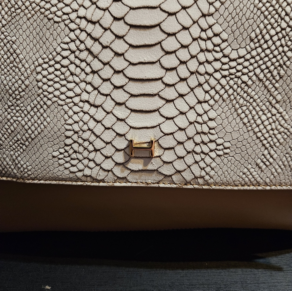 Elegant Tan and Cream Women's Handbag - Picture 2 of 12